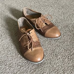 Cutout Oxford shoes, size 7